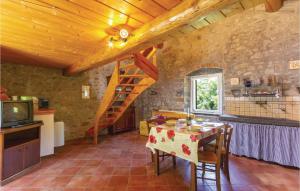 2 Bedroom Stunning Home In Casoli Lu