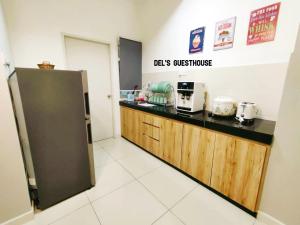 Del’s Guesthouse @ Southville Same Level with Pool fits 8