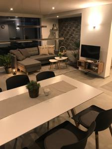 Moderne Unterkunft mit Panoramablick auf Thunersee