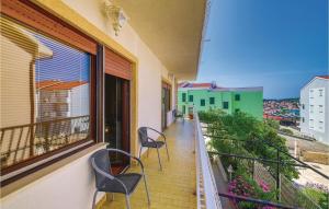 Two-Bedroom Apartment In Okrug Gornji