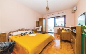 Two-Bedroom Apartment In Okrug Gornji