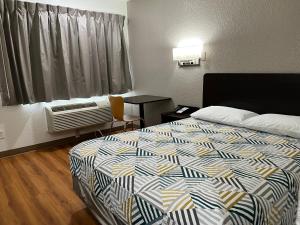 Queen Room - Non-Smoking room in Motel 6-Longview TX