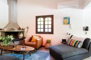 Karteros House 1300meters from the beach!