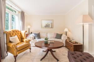 Elegant 3 Bedroom Home Located in South Kensington