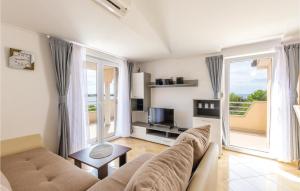 Beautiful Apartment In Sevid With 4 Bedrooms, Wifi And Outdoor Swimming Pool