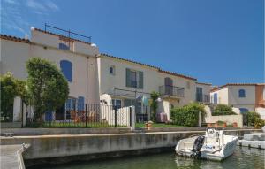 Maisons de vacances Awesome home in Aigues-Mortes with 3 Bedrooms and WiFi : photos des chambres