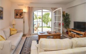 Maisons de vacances Awesome home in Aigues-Mortes with 3 Bedrooms and WiFi : photos des chambres