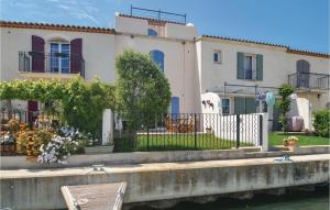 Maisons de vacances Awesome home in Aigues-Mortes with 3 Bedrooms and WiFi : photos des chambres