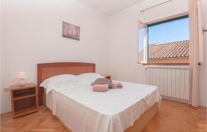 3 Bedroom Lovely Apartment In Brodarica