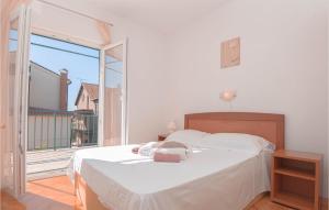 3 Bedroom Lovely Apartment In Brodarica