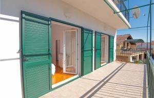 3 Bedroom Lovely Apartment In Brodarica