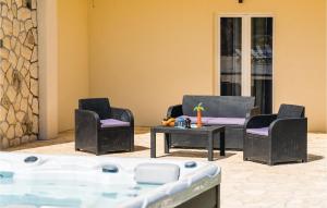 Awesome Home In Danilo With 4 Bedrooms, Jacuzzi And Wifi