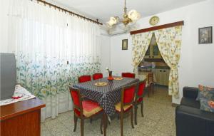 2 Bedroom Beautiful Apartment In Porec