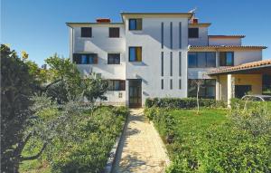 Amazing Apartment In Porec With 2 Bedrooms