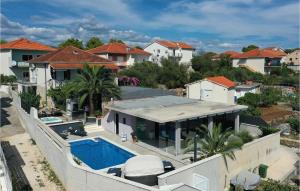 Awesome Home In Okrug Donji With 5 Bedrooms, Jacuzzi And Wifi