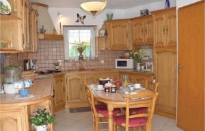 Maisons de vacances 2 Bedroom Stunning Home In Quemper Guznnec : photos des chambres