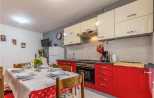 Stunning Apartment In Rovinj With 3 Bedrooms And Wifi