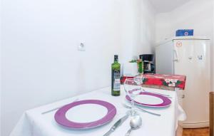 Amazing Apartment In Novi Vinodolski With 3 Bedrooms And Wifi