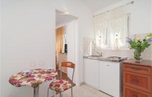 Awesome Home In Stomorska With 5 Bedrooms And Wifi