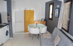 Maisons de vacances Awesome home in Port La Nouvelle with 2 Bedrooms and WiFi : photos des chambres