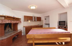 2 Bedroom Awesome Apartment In Plomin