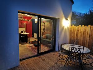 Maisons d'hotes Maisonnette avec terrasse et parking : photos des chambres