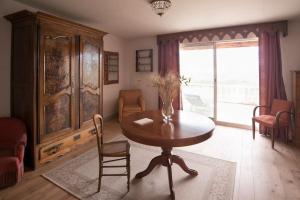 Maisons de vacances Vaste maison ancienne avec superbe vue : photos des chambres