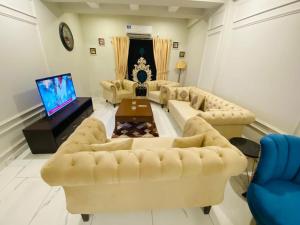 Holidazzle Serviced Apartments..