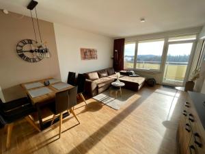 Schöne Ferienwohnung mit Schwimmbad, Sauna und Balkon