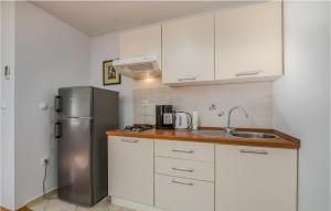 Nice Apartment In Malinska Dubasnica With Kitchen