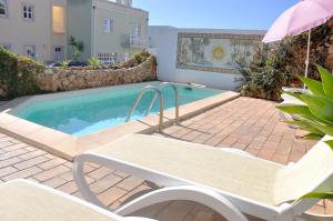Stylish well-equipped, private pool, close to amenities, free AC Wifi