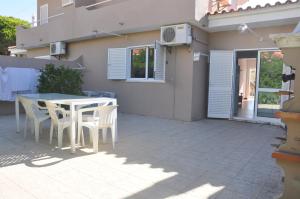 Stylish well-equipped, private pool, close to amenities, free AC Wifi
