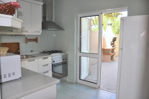 Stylish well-equipped, private pool, close to amenities, free AC Wifi