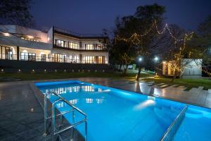 Earth Song by StayVista - Boasting an Open theatre, Games, Spacious lawn, Swimming pool & Conference room