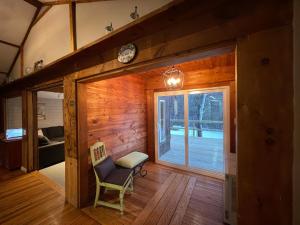 Brookside Hideaway, Brook Road Inn