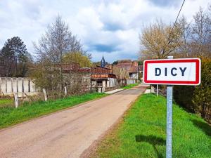 Appartements APPARTEMENT Au Village 89120 Dicy : Appartement - Vue sur Jardin