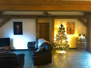 Trelaske Mill Cider Barn-with Hot Tub, Fire Pit BBQ