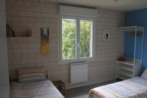 Maisons de vacances La Tuillere : maison en bois avec vue et piscine : photos des chambres