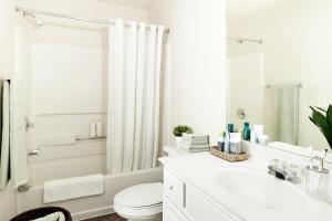 Deluxe Queen Studio  room in InTown Suites Extended Stay Atlanta GA - Indian Trail