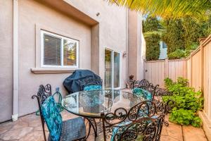 The Shangri-La of La Jolla Dog-Friendly Stunner with WiFi, AC, Grill, Patio, & Enclosed Yard