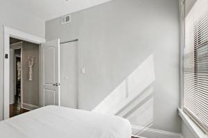 Comfy and Chic 2BR Apt close to Shops - Sunnyside 2F