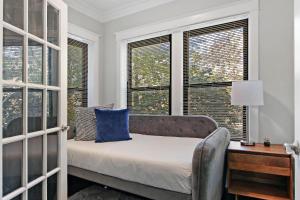 Comfy and Chic 2BR Apt close to Shops - Sunnyside 2F