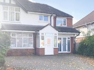 Walsall, M6 J10 - 8 beds, Super Wifi, 4 bdr hse, Free Parking, min 4 nights