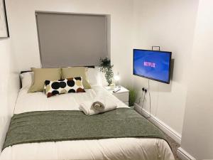 Walsall, M6 J10 - 8 beds, Super Wifi, 4 bdr hse, Free Parking, min 4 nights