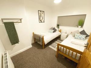 Walsall, M6 J10 - 8 beds, Super Wifi, 4 bdr hse, Free Parking, min 4 nights