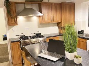 Walsall, M6 J10 - 8 beds, Super Wifi, 4 bdr hse, Free Parking, min 4 nights