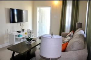 Paradise Oasis at Oceanpointe - Solar Power, Starlink WiFi, Pool and Free Parking