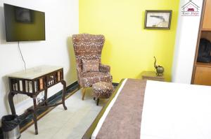 Spacious 2BHK prime location with big Livingroom 8