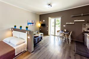Marias modern studio 5min from beach