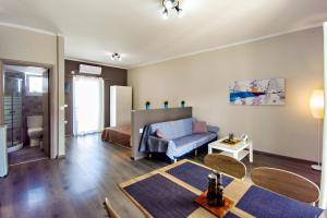 Marias modern studio 5min from beach